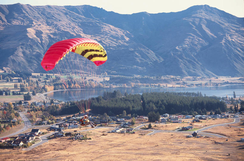 东方人,一个人,跳伞运动员,横图,室外,白天,正面,锻炼,运动,跳伞,海浪,海洋,石头,山,山脉,植物,降落伞,亚洲,仅一个男性,仅一个人,吊挂,悬挂,阴影,服装,光线,石子,影子,浪花,山峰,山峦,着陆,挂,黄种人,树,树木,仅一个年轻男性,衣服,蓝色,绿色,蓝天,天空,阳光,自然,海水,群山,天,服饰,生长,晴朗,成长,登陆,衣着,穿着,载具,下降,降落,海景,万里无云,衣饰,航空工具,减速器,体育,跳伞运动,男人,男性,年轻男性,亚洲人,大海,风浪,海,海水的波动,近岸浪,石块,岩石,涌浪,晴空,晴空万里,伞兵,跳伞人,跳伞员,跳伞者,彩图,全身,健身