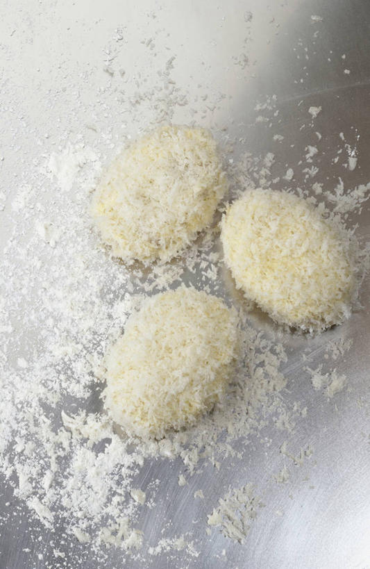 点心,面包,无人,竖图,俯视,室内,特写,白天,阴影,反射,影子,肉,食用油,油,油炸,食品,面点,丸子,肉类,肉丸,食物,糕点,摄影,影棚,面包屑,肉食,植物油,彩图,高角度拍摄,影棚拍摄,拍摄