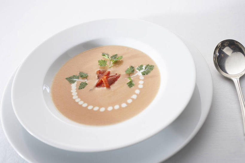 无人,横图,俯视,室内,特写,白天,白色背景,烹饪,西餐,餐桌,桌子,蔬菜,西红柿,餐具,叶子,阴影,新鲜,反射,碟子,盘,影子,勺子,陶瓷,蔬菜汤,汤,料理,食品,绿叶,陶瓷制品,菜肴,美食,食物,三个,盘子,容器,调羹,碟,汤匙,碗,嫩叶,西式,摄影,佳肴,有机食品,绿色食品,影棚,餐台,储藏,配菜,储存,羹汤,叶,叶片,洋柿子,柑仔蜜,番茄,臭柿,彩图,高角度拍摄,影棚拍摄,拍摄,六月柿,蔬菜浓汤,贮存,番茄浓汤,喜报三元