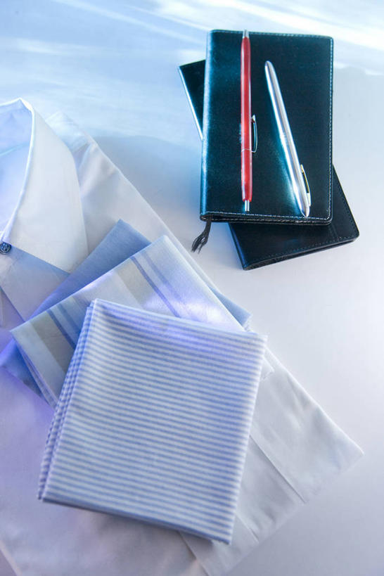 无人,竖图,室内,特写,白天,正面,衬衫,生活用品,静物,阴影,服装,环保,反射,笔,影子,办公用品,记事本,手帕,手绢,水笔,文具,衣服,本子,笔记本,学习用品,日用品,摄影,服饰,影棚,文具用品,衣着,穿着,美观,衣饰,彩图,影棚拍摄,衬衣,拍摄