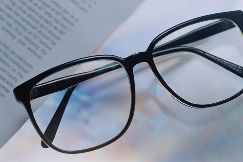 无人,横图,俯视,室内,特写,白天,静物,书籍,一本,一副,阴影,朦胧,模糊,反射,眼镜,影子,书本,打开,翻开,老花镜,远视眼镜,掀开,书,图书,彩图,高角度拍摄