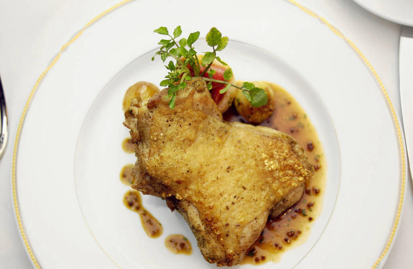 无人,横图,俯视,室内,特写,白天,白色背景,烹饪,烧烤,西餐,餐桌,桌子,餐具,叶子,阴影,装饰,反射,碟子,盘,影子,调料,鸡肉,酱料,酱汁,肉,佐料,料理,食品,绿叶,烤肉,调味品,调味料,酱,菜肴,美食,肉类,食物,一个,盘子,碟,嫩叶,西式,摄影,佳肴,影棚,单个,餐台,华丽,修饰,点缀,配菜,肉食,衬托,美观,雅致,雅观,叶,叶片,彩图,高角度拍摄,影棚拍摄,拍摄,法国菜