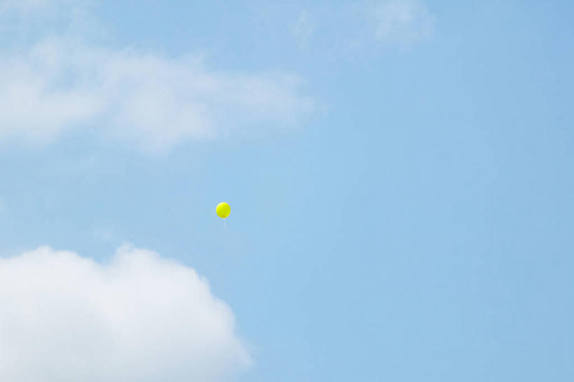 无人,横图,室外,白天,仰视,游戏,美景,玩具,阴影,光线,影子,景观,云,云朵,玩,云彩,娱乐,一个,黄色,蓝色,白云,蓝天,天空,阳光,自然,气球,天,休闲,充气玩具,景色,益智,晴朗,单个,活动,发泄,消遣,智力,自然风光,氢气球,宣泄,晴空,玩耍,嬉戏,彩图,低角度拍摄,氦气球,铝箔气球,铝膜,铝膜气球,铝膜制品