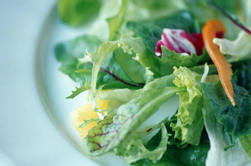 无人,横图,俯视,室内,特写,白天,烹饪,西餐,萝卜,胡萝卜,蔬菜,玻璃,阴影,朦胧,模糊,新鲜,反射,影子,生菜,莴苣,调料,酱料,酱汁,蔬菜沙拉,佐料,沙拉,料理,食品,调味品,调味料,色拉,酱,沙拉酱,沙律,菜肴,美食,玻璃制品,食物,一个,容器,碗,西式,佳肴,有机食品,绿色食品,单个,色拉酱,储藏,储存,黄萝卜,番萝卜,春菜,鹅仔菜,莴仔菜,千金菜,叶用莴苣,红萝卜,甘荀,彩图,高角度拍摄,丁香萝卜,胡芦菔金,金笋,贮存