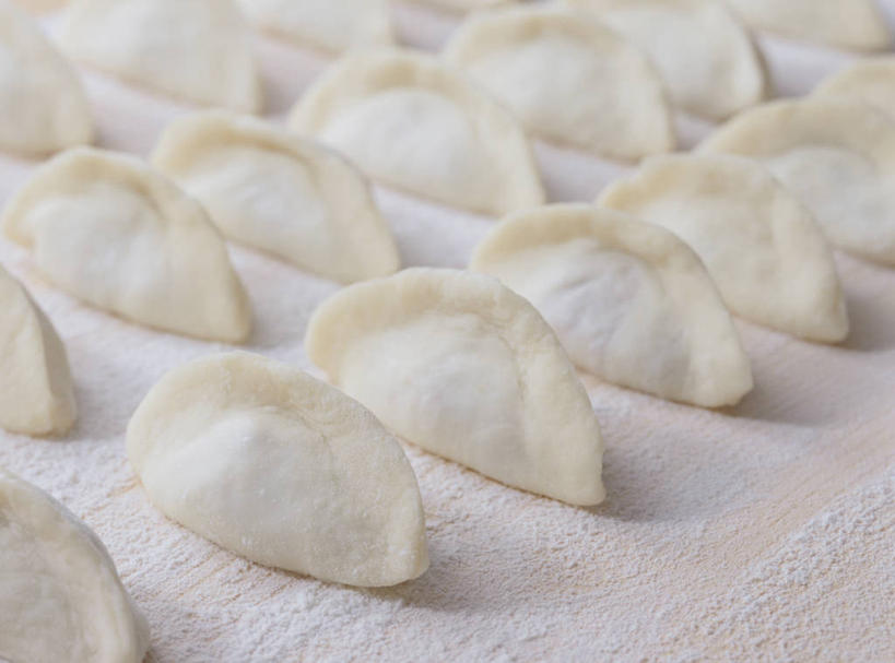 面食,无人,横图,俯视,室内,特写,白天,中餐,一排,许多,阴影,整齐,并列,并排,反射,粉末,影子,面粉,料理,食品,饺子,面点,很多,粮食,小吃,食物,排列,中式,粉,农产品,队列,平行,水饺,原材料,粉状,彩图,高角度拍摄