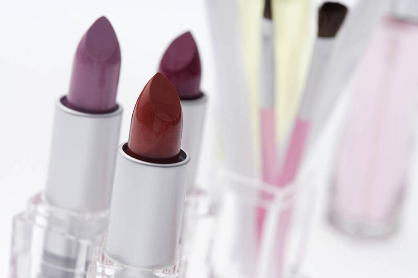 无人,横图,室内,特写,白天,白色背景,正面,静物,阴影,朦胧,模糊,反射,影子,唇刷,唇膏,化妆品,化妆刷,刷子,口红,摄影,影棚,美容工具,化妆用品,彩妆刷,化妆工具,唇棒,彩图,影棚拍摄,拍摄