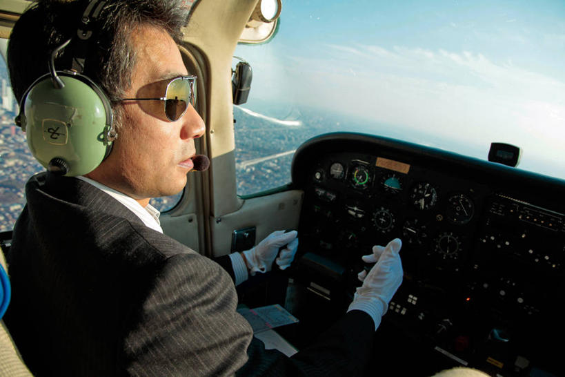 东方人,一个人,飞行员,坐,横图,室内,白天,侧面,西装,安全,飞机,亚洲,仅一个男性,仅一个人,仅一个中年男性,握,阴影,套装,正装,光线,墨镜,眼镜,影子,云,云朵,防护,交通,云彩,注视,职业装,黄种人,航空,蓝色,白云,蓝天,天空,阳光,太阳镜,太阳眼镜,交通工具,天,观察,驾驶,看,行驶,遮阳镜,握着,运输,一架,晴朗,耳罩,观看,保护,操纵,控制,察看,客机,关注,载具,保险,隔音,耳套,操控,保全,周全,安稳,安定,把持,耳护,平安,男人,男性,中年男性,亚洲人,飞行人员,晴空,坐着,半身,彩图,飞机师