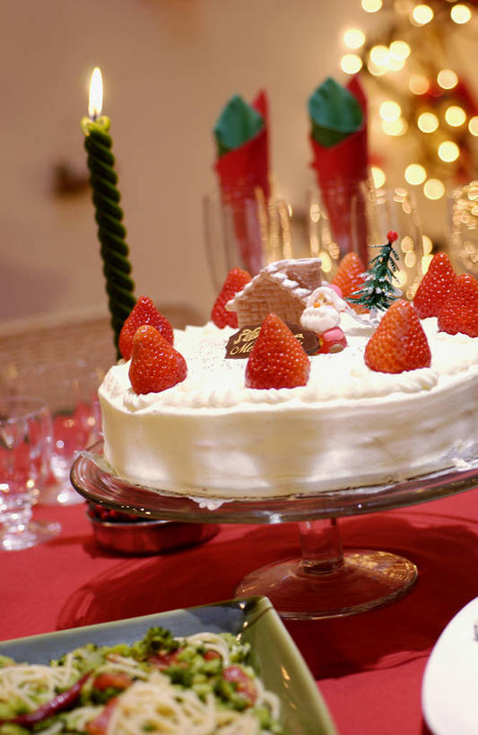 点心,无人,竖图,室内,特写,夜晚,正面,植物,草莓,浆果,蔬菜,蜡烛,水果,照明,圣诞节,阴影,节日,朦胧,模糊,庆祝,新鲜,装饰,环绕,缠绕,光线,彩灯,挂饰,火焰,影子,烛光,灯光,生食,食品,果实,圣诞树,圣诞球,燃烧,文化,灯,球,树,树木,食物,糕点,红色,绿色,自然,灯具,点燃,庆典,球体,花灯,有机食品,绿色食品,生长,成长,纪念,华丽,修饰,照亮,点缀,照明设备,纠缠,衬托,美观,雅致,雅观,圣诞蛋糕,洋莓,水果皇后,红莓,地莓,彩图,蛋糕