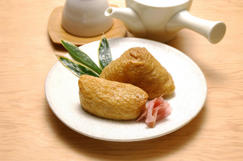 米饭,寿司,无人,横图,俯视,室内,特写,白天,烹饪,餐桌,桌子,餐具,叶子,阴影,反射,碟子,壶,盘,影子,陶瓷,日本料理,料理,食品,绿叶,陶瓷制品,饭,豆腐皮,菜肴,美食,水壶,食物,两个,盘子,茶壶,容器,碟,日式料理,日式,嫩叶,佳肴,餐台,五谷,醋饭,腐竹,四喜饭,豆腐衣,油皮,叶,叶片,彩图,高角度拍摄