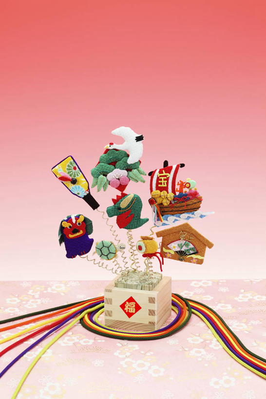 无人,竖图,室内,白天,正面,成功,船,哺乳动物,野生动物,狮子,雕塑,阴影,红色背景,辟邪,艺术,装饰,反射,龙,雕刻,雕像,影子,文化,动物,工艺品,交通工具,祈祷,健康,许愿,摄影,影棚,纪念,祈求,护身符,美术,高贵,载具,主题,图腾,传说,凶猛,陈列,龙船,功能,美学,驱邪,护符,保佑,庇佑,御守,祥瑞,灵兽,权势,尊荣,残暴,平安,幸运,凶残,彩图,全身,影棚拍摄,拍摄