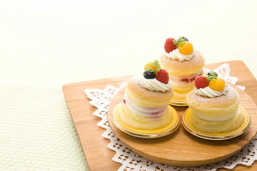 面食,无人,横图,俯视,室内,特写,白天,烹饪,西餐,餐桌,桌子,草莓,浆果,水果,纺织品,许多,阴影,新鲜,反射,布,影子,生食,料理,食品,面点,果实,蕾丝,织物,很多,菜肴,美食,食物,三个,西式,摄影,佳肴,有机食品,绿色食品,影棚,餐台,派,布匹,水果挞,洋莓,水果皇后,红莓,地莓,彩图,高角度拍摄,影棚拍摄,拍摄,镂空织物