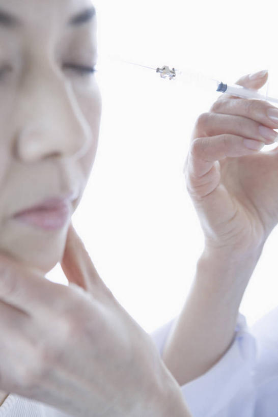 东方人,脸,头,脸颊,两个人,医生,病人,站,摸,竖图,室内,特写,白天,白色背景,正面,工作服,制服,亚洲,抚摸,阴影,反射,影子,黄种人,一个,站着,医护人员,医疗人员,针管,针筒,注射,摄影,影棚,单个,手术,医疗,医疗设备,注射器,病患,整形,肉毒杆菌,麻醉剂,工作制服,肉毒杆菌毒素,女人,女性,中年女性,亚洲人,头部,脸部,脸蛋,面部,大夫,患者,就医者,触摸,接触,站立,半身,彩图,影棚拍摄,工作套服,拍摄,肉毒毒素,神经毒素,生物毒素,外科手术,医疗美容外科手术,整形手术