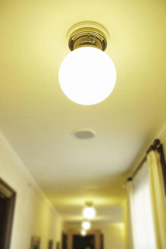 无人,竖图,室内,白天,仰视,天花板,照明,阴影,朦胧,模糊,光线,灯泡,影子,墙,走道,走廊,过道,灯光,顶灯,墙壁,墙面,灯,灯具,白炽灯,照亮,照明设备,照明工具,白炽灯泡,彩图,低角度拍摄