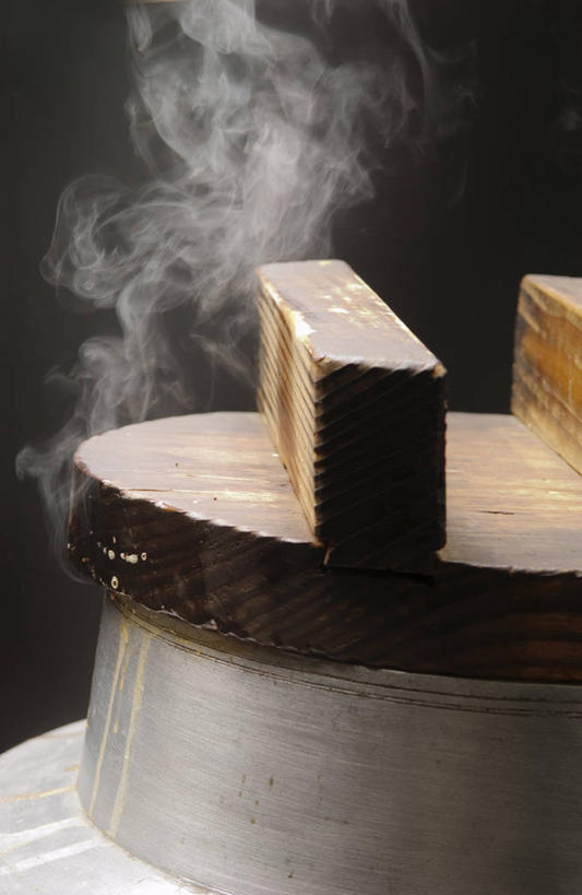 无人,竖图,室内,特写,白天,正面,烹饪,雾,静物,厨具,沸腾,黑色背景,木制,蒸汽,电器,盖子,水蒸气,一个,木制品,摄影,影棚,单个,家电,家用电器,电饭锅,电饭煲,炊具,烹饪用具,蒸发,电锅,烹调用具,烹调,彩图,影棚拍摄,拍摄,小家电