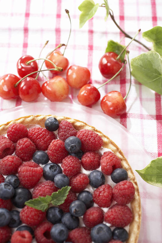 点心,无人,竖图,俯视,室内,特写,白天,下午茶,浆果,蓝莓,樱桃,水果,阴影,新鲜,反射,布料,影子,生食,食品,果实,水果蛋糕,布纹,桌布,食物,糕点,红色,餐巾,台布,有机食品,绿色食品,山莓,树莓,三月泡,四月泡,山抛子,刺葫芦,悬钩子,馒头菠,高脚菠,龙船泡,泡儿刺,樱珠,莺桃,英桃,楔桃,山都柿,牛桃,蓝浆果,蓝靛果,荆桃,餐桌布,彩图,高角度拍摄,都柿,笃斯,蛋糕