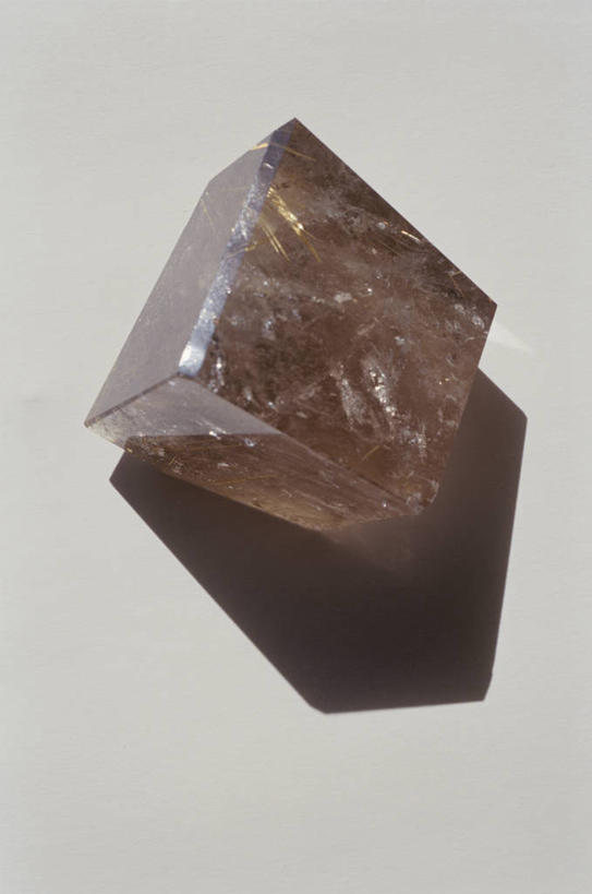 无人,竖图,俯视,室内,特写,白天,静物,一块,阴影,灰色背景,反射,固体,结晶,矿石,图形,影子,水晶,几何,晶体,摄影,影棚,贵重,宝石,数学,石英,宝贵,矿物质,二氧化硅,观赏石,彩图,高角度拍摄,影棚拍摄,拍摄,几何图形,立体几何,立体图形,水晶石,多面体