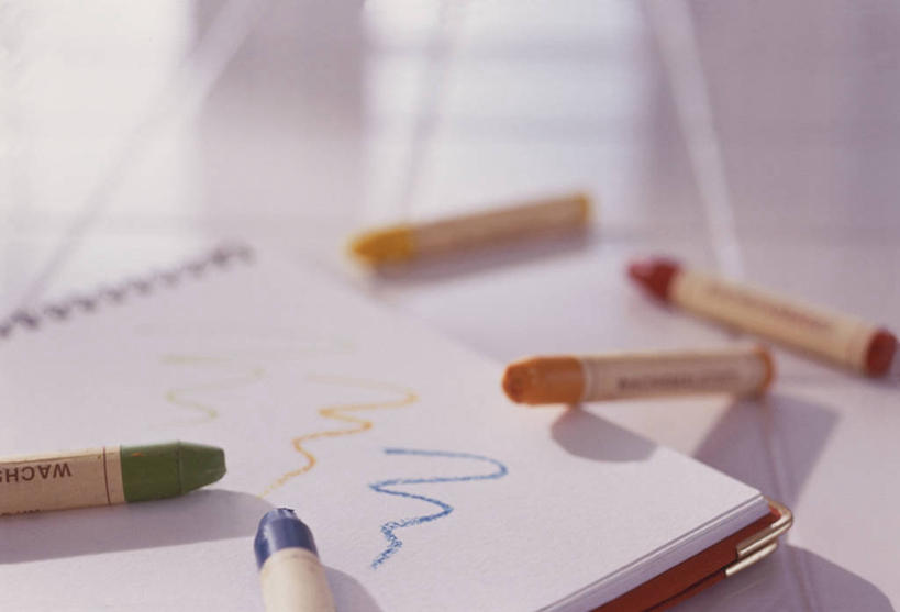 无人,横图,俯视,室内,特写,白天,静物,阴影,朦胧,模糊,反射,笔,瓷砖,地砖,蜡笔,影子,办公用品,地面,素描本,文具,本子,学习用品,文具用品,彩图,高角度拍摄,速写本,画画本,绘图本,手绘本,涂鸦本