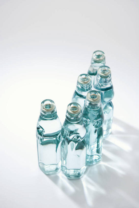 无人,竖图,俯视,室内,特写,白天,白色背景,许多,阴影,反射,罐子,影子,饮品,很多,玻璃制品,饮料,玻璃瓶,瓶子,摄影,影棚,苏打水,可口,适口,彩图,高角度拍摄,影棚拍摄,拍摄