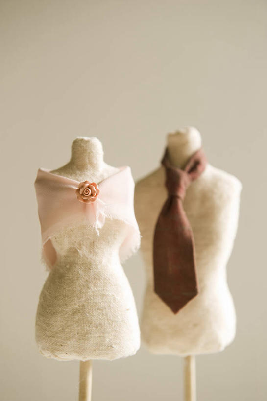 无人,竖图,室内,特写,白天,正面,静物,灰色背景,装饰,人造模特,丝巾,领带,两个,摄影,影棚,道具,华丽,点缀,象征,庄重,身份,模特道具,时装道具,衬托,美观,雅致,雅观,正式,地位,彩图,影棚拍摄,拍摄,包布模特,服装立裁人台,人台,试衣模特,试衣人台