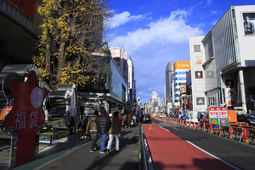 东方人,背部,家,走,横图,室外,白天,正面,度假,美景,植物,城市风光,城市,道路,路,公路,东京,日本,亚洲,行人,阴影,服装,光线,影子,房屋,屋子,景观,云,云朵,公寓,交通,许多人,云彩,注视,休闲装,黄种人,娱乐,洋房,楼房,路人,住宅,树,树木,衣服,蓝色,绿色,白云,蓝天,天空,阳光,自然,天,观察,看,一群人,享受,休闲,休闲服,景色,放松,服饰,生长,晴朗,成长,观看,察看,关注,东亚,本州,关东地方,本州岛,日本国,东京都,涩谷,涉谷,涩谷区,明治神宫,过客,男人,男性,年轻男性,年轻女性,女人,女性,亚洲人,晴空,马路,步行,散步,走路,彩图,全身,房子