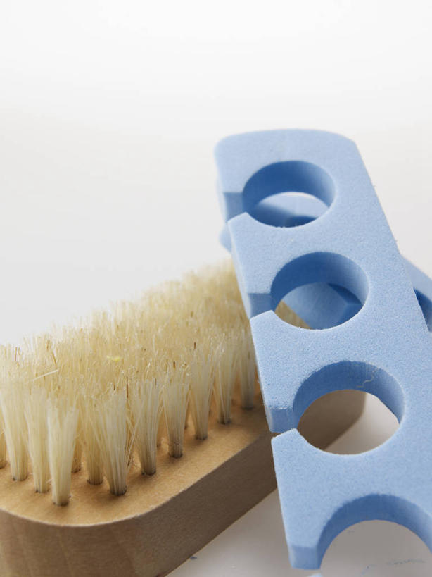 无人,竖图,俯视,室内,特写,白天,白色背景,静物,阴影,反射,影子,刷子,摄影,影棚,沐浴刷,清洁用具,分趾器,洗浴用具,分指棉,分指器,隔指棉,隔趾棉,海绵分趾器,脚趾分趾器,彩图,高角度拍摄,影棚拍摄,拍摄