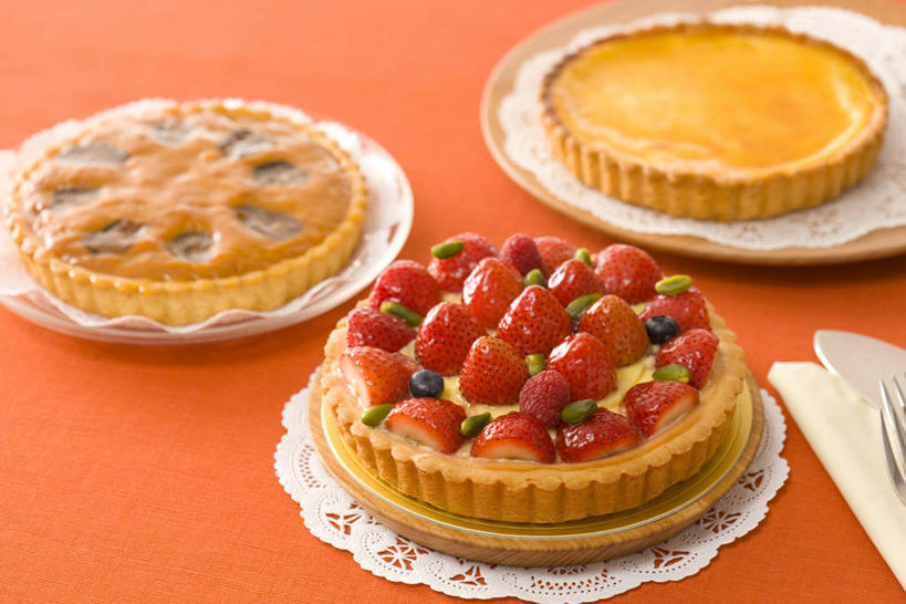 点心,无人,横图,俯视,室内,特写,白天,下午茶,草莓,浆果,餐具,水果,纺织品,橙色背景,阴影,新鲜,反射,布,叉子,碟子,盘,影子,生食,食品,果实,蕾丝,织物,芝士蛋糕,食物,糕点,盘子,餐巾,碟,起司蛋糕,摄影,有机食品,绿色食品,影棚,布匹,餐叉,保洁方巾,口布,进餐用具,洋莓,水果皇后,红莓,地莓,彩图,高角度拍摄,影棚拍摄,拍摄,干酪蛋糕,草莓芝士蛋糕,镂空织物,蛋糕