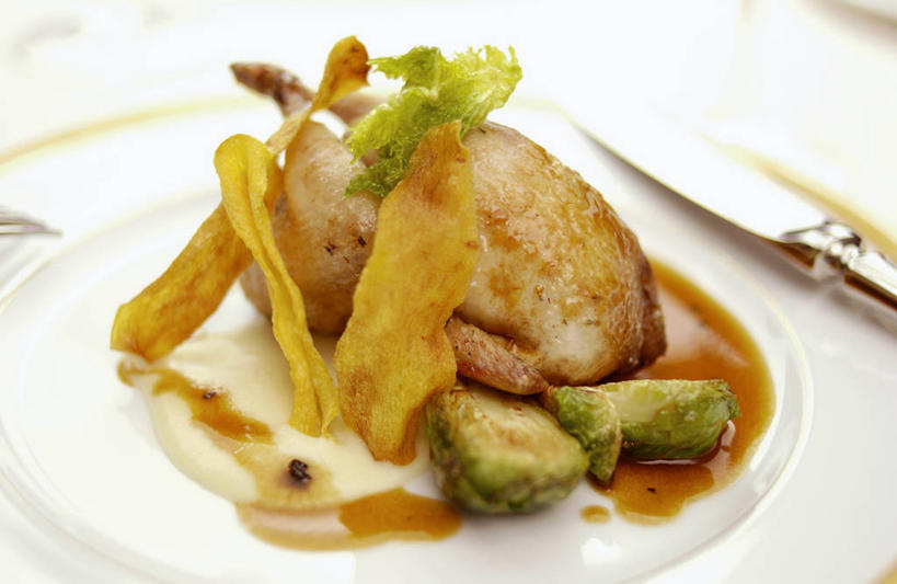 无人,横图,俯视,室内,特写,白天,烹饪,西餐,鸟,蔬菜,餐具,金属制品,阴影,朦胧,模糊,新鲜,反射,金属,鸟类,碟子,工具,盘,影子,肉,料理,食品,刀具,菜肴,美食,肉类,食物,盘子,碟,刀,西式,佳肴,有机食品,绿色食品,菜刀,肉食,切菜刀,鹌鹑,奔鹑,宛鹑,彩图,高角度拍摄