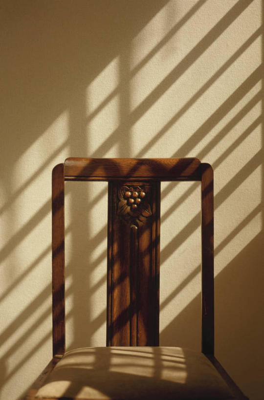 无人,竖图,室内,特写,白天,正面,静物,椅子,一把,阴影,反射,影子,木椅,墙,褐色,墙壁,墙面,太师椅,彩图