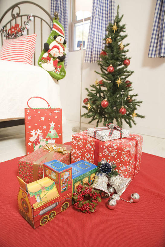 无人,家,栏杆,竖图,室内,白天,正面,安全,植物,别墅,窗户,窗帘,床,家具,靠垫,卧室,装修,建筑,礼盒,礼物,圣诞节,欧式,一堆,许多,堆叠,堆积,节日,庆祝,装饰,挂饰,丝绸,丝带,纸盒,房屋,墙,屋子,公寓,围栏,圣诞树,缎带,靠枕,圣诞球,很多,豪华,文化,建设,现代,装潢,洋房,护栏,楼房,玻璃窗,墙壁,墙面,住宅,绸带,盒子,球,树,树木,绿色,自然,帘子,包装盒,蝴蝶结,礼品盒,垫子,室内装潢,枕头,庆典,球体,舒服,遮阳,礼品,单人床,生长,成长,婴儿用品,纪念,婴儿床,堆,保护,华丽,修饰,样板房,明亮,点缀,舒适,家居装潢,房屋设计,地中海风格,古典风格,简约风格,室内设计,宽敞,样板房装潢,衬托,美观,雅致,雅观,设计,彩图,房子,睡房,卧房