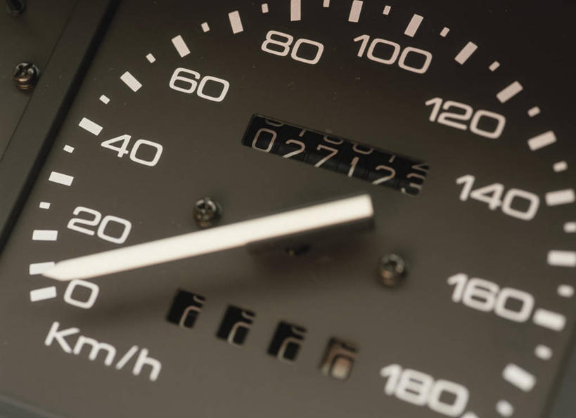 无人,横图,俯视,室内,特写,白天,静物,阴影,反射,标志,数字,文字,影子,字符,指针,标识,阿拉伯数字,仪表盘,仪表,彩图,高角度拍摄,车速表