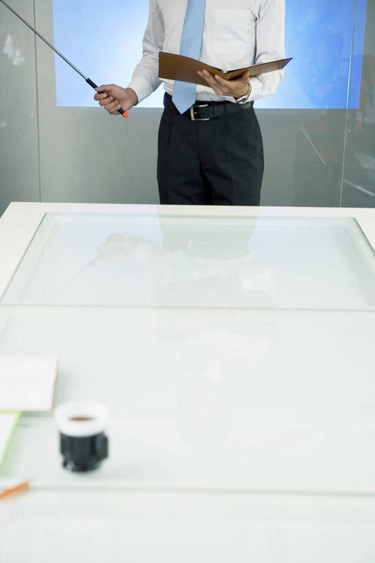 东方人,一个人,商务人士,商务男性,会议室,站,竖图,室内,白天,正面,衬衫,显示器,家具,桌子,亚洲,仅一个男性,仅一个人,握,套装,棒子,材料,档案,屏幕,文件,纸,办公桌,会议桌,领带,拿,拿着,黄种人,显示屏,仅一个年轻男性,教鞭,手稿,资料,站着,握着,证明,象征,庄重,文档,商务装,身份,工薪阶层,输出设备,办公家具,正式,地位,教棒,男人,男性,年轻男性,亚洲人,白领,上班族,站立,半身,彩图,衬衣