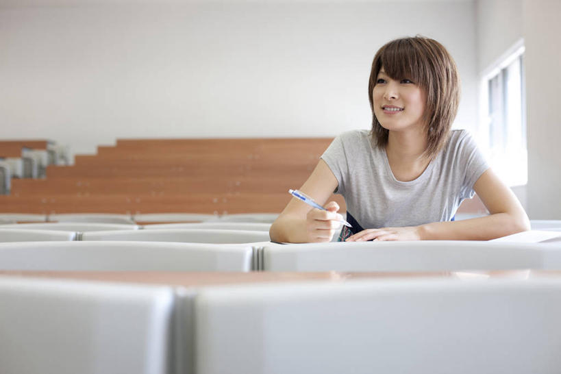 东方人,一个人,学校,坐,笑,微笑,露齿笑,横图,室内,白天,正面,窗户,桌子,椅子,亚洲,仅一个年轻女性,仅一个女性,仅一个人,握,服装,笔,墙,办公用品,记事本,拿,拿着,注视,休闲装,黄种人,书桌,校园,水笔,玻璃窗,墙壁,墙面,文具,衣服,本子,笔记本,课桌,学习用品,观察,看,休闲,教室,休闲服,握着,服饰,观看,文具用品,察看,课堂,阶梯教室,关注,年轻女性,女人,女性,亚洲人,坐着,半身,彩图