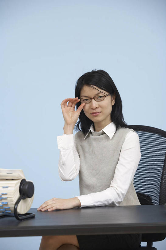 东方人,一个人,商务人士,商务女性,办公室,坐,竖图,室内,白天,正面,家具,桌子,名片,椅子,亚洲,仅一个女性,仅一个人,一副,握,蓝色背景,套装,信息,眼镜,办公桌,墙,联系,拿,拿着,注视,黄种人,架子,墙壁,墙面,蓝色,会议椅,卡片,观察,看,仅一个中年女性,握着,观看,办公椅,察看,关注,商务装,身份,近视眼镜,工薪阶层,办公家具,商务椅,培训椅,名刺,名帖,交往,名片架,旋转名片架,女人,女性,中年女性,亚洲人,白领,上班族,坐着,半身,彩图,商业,桌面名片架