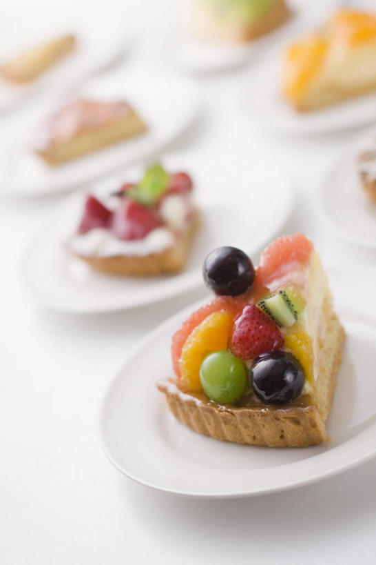 面食,无人,竖图,俯视,室内,特写,白天,白色背景,烹饪,西餐,餐桌,桌子,草莓,浆果,餐具,水果,一排,许多,阴影,朦胧,模糊,新鲜,整齐,并列,并排,反射,碟子,盘,影子,生食,料理,食品,面点,果实,很多,菜肴,美食,食物,排列,盘子,碟,西式,摄影,佳肴,有机食品,绿色食品,影棚,餐台,派,队列,平行,水果挞,洋莓,水果皇后,红莓,地莓,彩图,高角度拍摄,影棚拍摄,拍摄