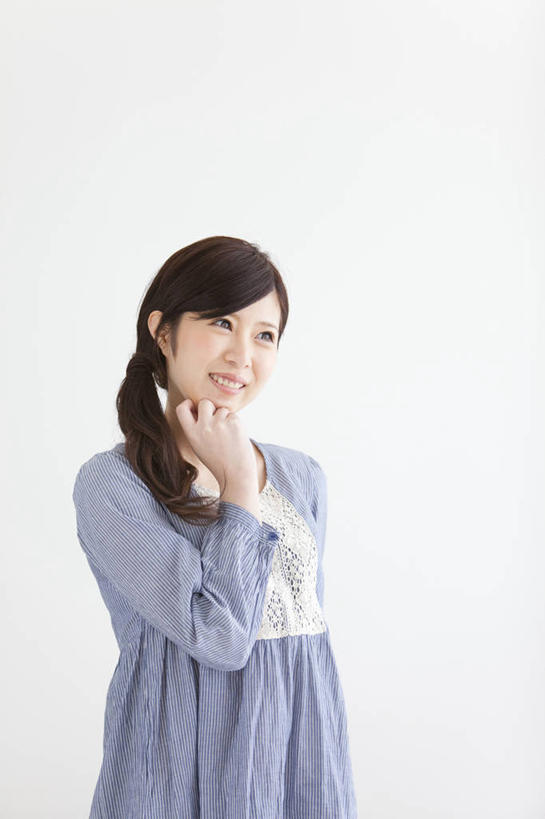 东方人,一个人,站,笑,微笑,露齿笑,竖图,室内,白天,正面,亚洲,仅一个年轻女性,仅一个女性,仅一个人,撑,服装,托腮,注视,休闲装,黄种人,衣服,观察,看,托,站着,休闲,休闲服,服饰,观看,察看,关注,托下巴,单手托腮,年轻女性,女人,女性,亚洲人,站立,半身,彩图