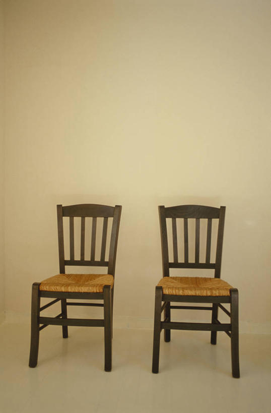 无人,竖图,室内,白天,正面,静物,椅子,阴影,反射,木制,影子,木椅,两把,木制品,摄影,影棚,彩图,影棚拍摄,拍摄