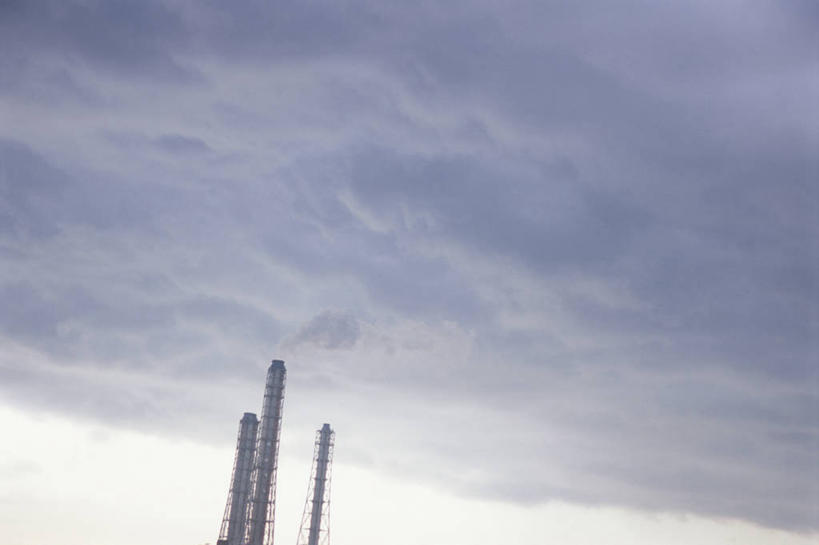 无人,工厂,横图,室外,白天,仰视,烟囱,神奈川,日本,亚洲,乌云,云,阴天,云朵,神奈川县,云彩,天空,天,工业,污染,危害,昏暗,阴沉,有害,东亚,本州,关东地方,本州岛,日本国,环境污染,彩图,低角度拍摄,制造厂,大气污染,生产工厂