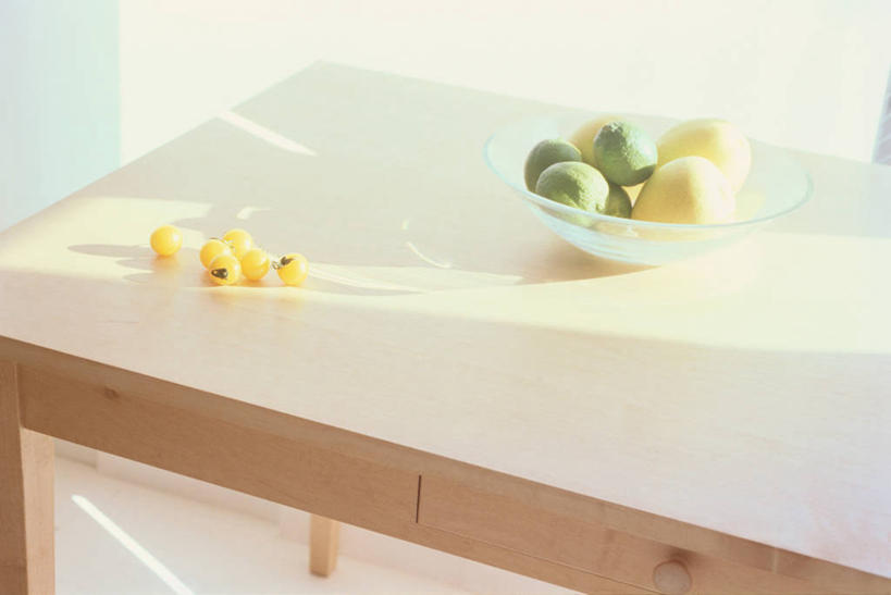 无人,横图,俯视,室内,特写,白天,桌面,桌子,梨,蔬菜,西红柿,小番茄,水果,一堆,许多,阴影,堆叠,堆积,新鲜,反射,木制,影子,陶瓷,木桌,生食,食品,果实,陶瓷制品,很多,蔬果,食物,一个,木制品,容器,碗,香梨,有机食品,绿色食品,单个,储藏,堆,储存,酸橙,代代,小西红柿,樱桃小番茄,珍珠小番茄,生梨,橙子,橙,樱桃番茄,圣女果,番茄,彩图,高角度拍摄,黄色小番茄,木桌子,贮存