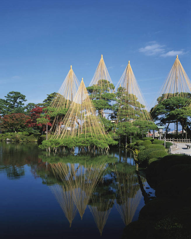 无人,竖图,室外,白天,正面,旅游,度假,美景,植物,日本,亚洲,阴影,波纹,装饰,光线,影子,池塘,景观,水池,云,云朵,涟漪,云彩,娱乐,装饰品,树,树木,蓝色,绿色,白云,倒影,蓝天,水纹,天空,阳光,自然,装饰物,波浪,天,享受,休闲,景色,放松,生长,晴朗,成长,华丽,修饰,点缀,倒映,自然风光,饰物,东亚,金泽,本州,本州岛,日本国,金沢,金沢市,石川,石川县,中部地方,兼六园,水晕,衬托,美观,雅致,雅观,县厅,反照,晴空,彩图,金泽市