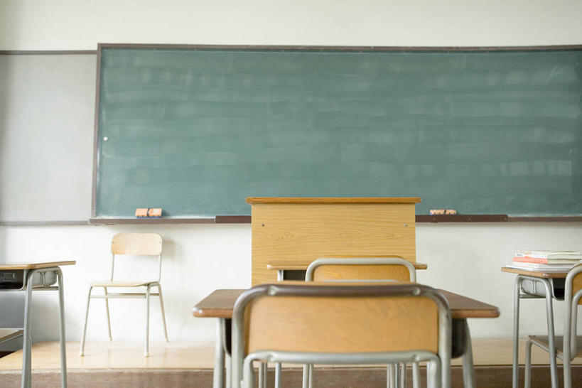 无人,学校,横图,室内,白天,正面,桌子,椅子,一排,许多,整齐,并列,并排,木椅,墙,很多,书桌,校园,墙壁,墙面,排列,黑板擦,课桌,黑板,教室,教学,课堂,队列,平行,耐磨,教学黑板,粉笔擦,彩图