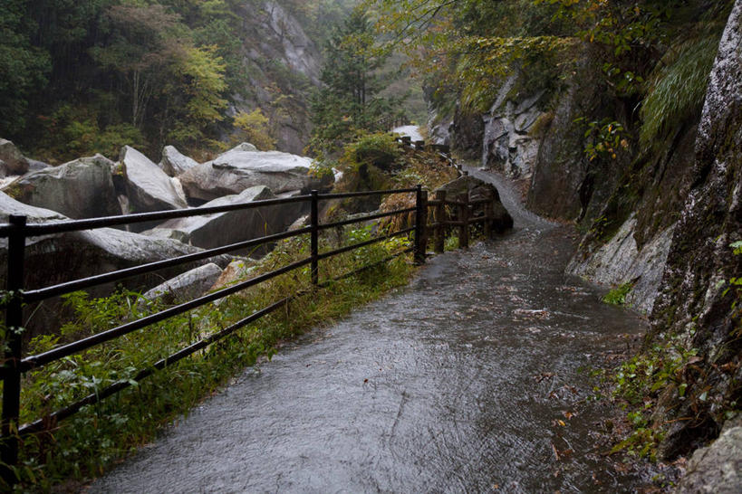 无人,栏杆,横图,室外,白天,正面,旅游,度假,石头,美景,植物,道路,路,日本,亚洲,石子,景观,围栏,小路,交通,娱乐,护栏,树,树木,绿色,自然,享受,休闲,景色,放松,生长,成长,灾难,自然风光,东亚,本州,本州岛,日本国,中部地方,山梨,山梨县,劫难,磨难,灾祸,洪水,石块,岩石,彩图,洪涝灾害,洪灾,涝灾,水患,水灾,灾害
