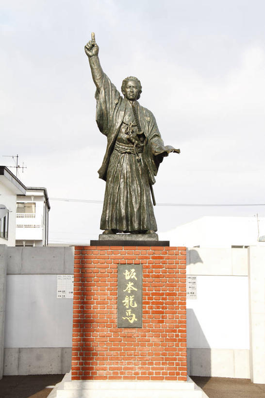 东方人,一个人,无人,站,举,竖图,室外,白天,仰视,民族服装,旅游,度假,标志建筑,地标,建筑,雕塑,北海道,日本,亚洲,仅一个男性,仅一个人,仅一个中年男性,服装,艺术,装饰,雕刻,雕像,黄种人,娱乐,建设,衣服,天空,工艺品,天,托,站着,享受,休闲,旅游胜地,放松,服饰,纪念,美术,衣着,穿着,主题,陈列,东亚,一尊,日本国,坂本龙马,北海道地方,北海道岛,功能,美学,思想家,政治家,衣饰,活动家,男人,男性,中年男性,亚洲人,举起,举手,举着,向上举,向上伸,向上托,站立,彩图,低角度拍摄,全身,传统服装,民俗服