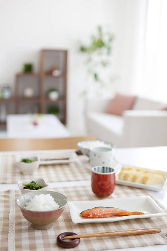 米饭,无人,家,客厅,竖图,室内,白天,正面,烹饪,植物,别墅,餐桌,家具,靠垫,筷子,沙发,装修,桌子,建筑,餐具,欧式,朦胧,模糊,装饰,木制,布料,碟子,盘,盆栽,陶瓷,房屋,墙,屋子,公寓,日本料理,料理,食品,靠枕,盆景,陶瓷制品,饭,豪华,布纹,置物架,茶几,文化,建设,现代,装潢,传统,菜肴,美食,洋房,楼房,架子,墙壁,墙面,住宅,桌布,食物,绿色,自然,盘子,餐巾,木制品,容器,垫子,碟,室内装潢,台布,碗,枕头,日式料理,日式,佳肴,生长,成长,餐台,储藏,礼节,样板房,明亮,五谷,起居室,舒适,家居装潢,储存,礼仪,陈列架,房屋设计,地中海风格,古典风格,简约风格,布艺沙发,室内设计,宽敞,样板房装潢,搁架,客堂,设计,进餐用具,餐桌布,彩图,房子,贮存