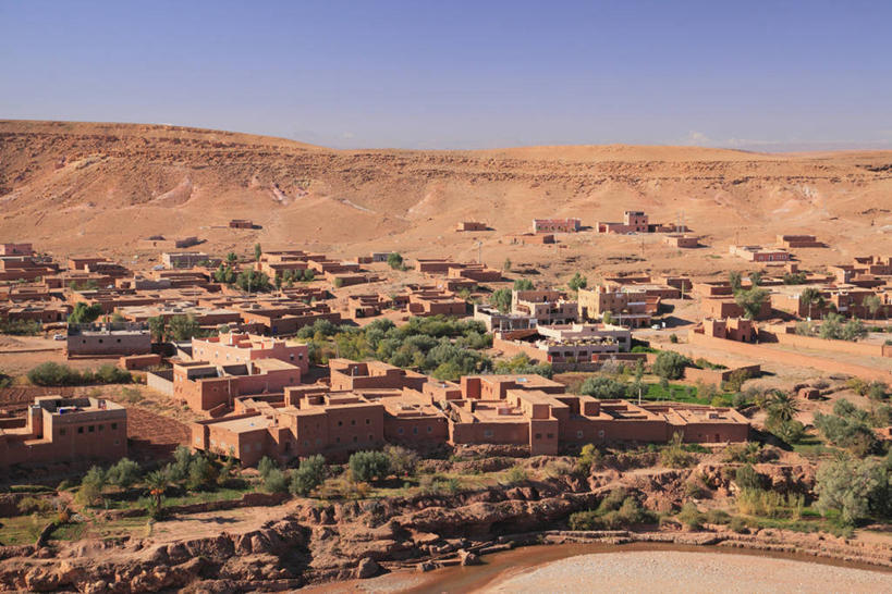 无人,家,横图,室外,白天,正面,旅游,度假,名胜古迹,植物,标志建筑,地标,建筑,棕榈树,叶子,非洲,摩洛哥,阴影,遗迹,光线,影子,房屋,屋子,绿叶,古迹,文物,娱乐,建设,古建筑,楼房,住宅,树,树木,蓝色,绿色,蓝天,天空,阳光,自然,天,享受,休闲,嫩叶,旅游胜地,放松,生长,晴朗,成长,古文明,棕榈叶,万里无云,阿非利加洲,摩洛哥王国,瓦尔扎扎特,苏斯.马塞.德拉大区,叶,叶片,晴空,晴空万里,棕树,棕榈,彩图,房子