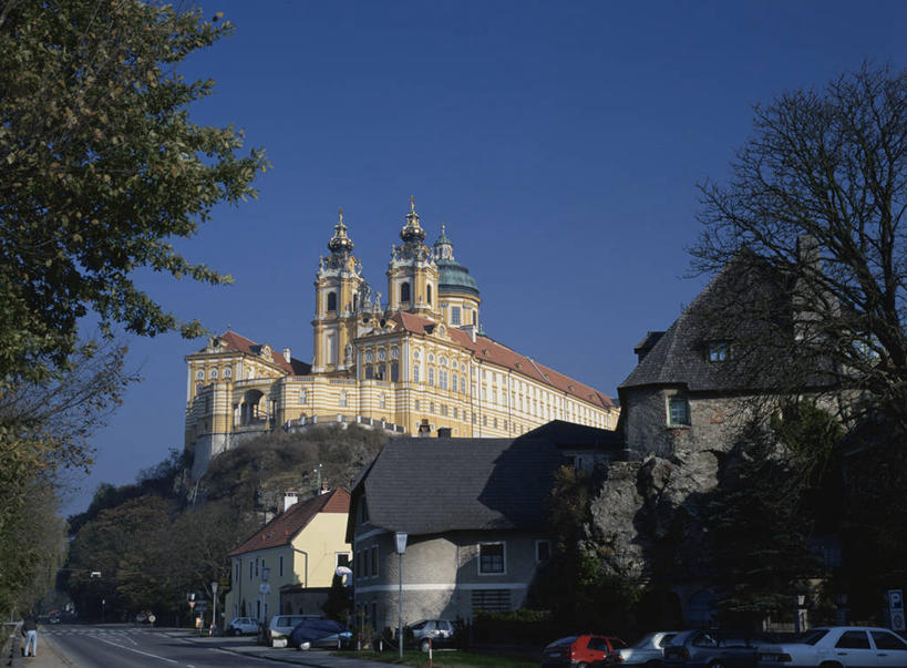 无人,横图,室外,白天,仰视,旅游,度假,名胜古迹,树林,植物,标志建筑,地标,建筑,奥地利,欧洲,阴影,节日,遗迹,光线,影子,古迹,文化,文物,娱乐,建设,古建筑,树,树木,蓝色,绿色,蓝天,天空,阳光,自然,天,祈祷,享受,休闲,健康,旅游胜地,放松,许愿,宗教,信仰,生长,晴朗,成长,纪念,祈求,基督教,天主教,修道院,信念,古文明,中欧,万里无云,奥地利共和国,下奥地利,下奥地利州,神学院,修院,隐修院,平安,晴空,晴空万里,彩图,低角度拍摄,梅尔克,梅尔克县,梅尔克修道院