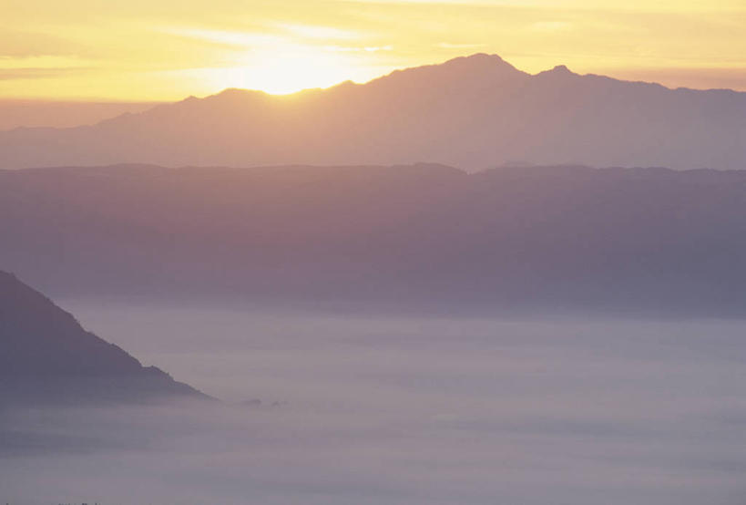 无人,横图,室外,白天,正面,旅游,度假,日出,石头,美景,山,山脉,太阳,雾,日本,亚洲,朦胧,模糊,石子,景观,山峰,朝霞,晨曦,黎明,山峦,背光,娱乐,阳光,自然,群山,享受,休闲,景色,放松,迷雾,自然风光,逆光,东亚,日本国,九州本岛,九州,九州岛,九州地方,熊本,熊本县,石块,岩石,朝阳,大雾,彩图,卯时,破晓,日始,阿苏郡