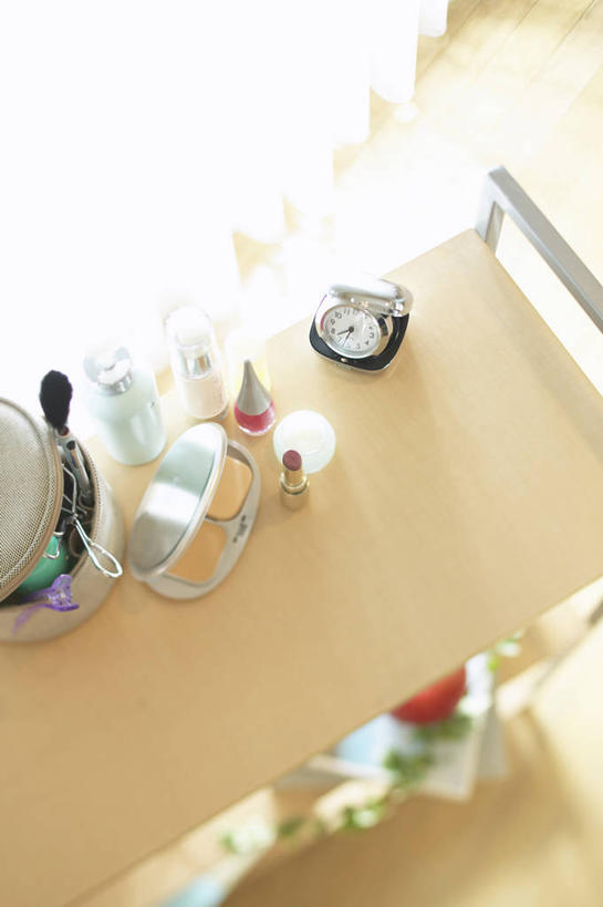 无人,竖图,俯视,室内,白天,桌面,桌子,闹钟,阴影,时间,反射,木制,时钟,影子,梳妆台,计时,化妆刷,木制品,刷子,钟表,表,化妆台,美容工具,彩妆刷,化妆工具,蜜粉刷,钟,彩图,高角度拍摄