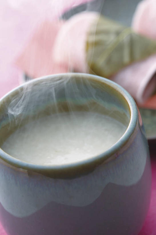 点心,无人,竖图,俯视,室内,特写,白天,雾,餐桌,桌子,餐具,阴影,沸腾,朦胧,模糊,反射,蒸汽,碟子,盘,影子,陶瓷,谷类,谷物,食品,年糕,糯米,甜点,甜品,陶瓷制品,水蒸气,雾气,米,大米,小吃,食物,糕点,盘子,容器,碟,碗,甜食,日式,餐台,储藏,气体,储存,蒸发,江米,彩图,高角度拍摄,日本小吃,贮存,日本年糕