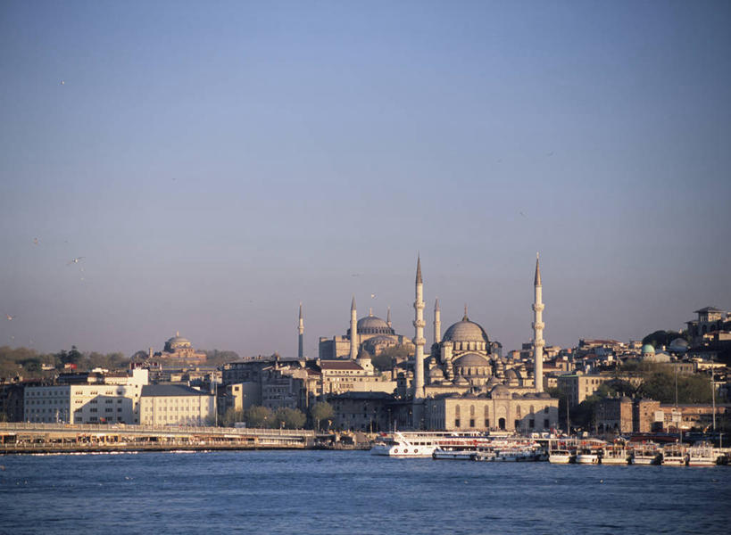 无人,家,横图,室外,白天,正面,旅游,度假,海浪,海洋,名胜古迹,植物,标志建筑,地标,建筑,土耳其,亚洲,阴影,节日,遗迹,光线,影子,房屋,屋子,浪花,公寓,首都,古迹,文化,文物,娱乐,建设,古建筑,洋房,楼房,住宅,树,树木,蓝色,绿色,蓝天,天空,阳光,自然,海水,天,祈祷,享受,休闲,健康,旅游胜地,放松,许愿,宗教,信仰,生长,晴朗,成长,纪念,祈求,伊斯兰教,清真寺,西亚,海景,古文明,伊斯坦布尔,万里无云,苏莱曼清真寺,苏莱曼尼耶清真寺,平安,大海,风浪,海,海水的波动,近岸浪,涌浪,晴空,晴空万里,彩图,房子,土耳其共和国