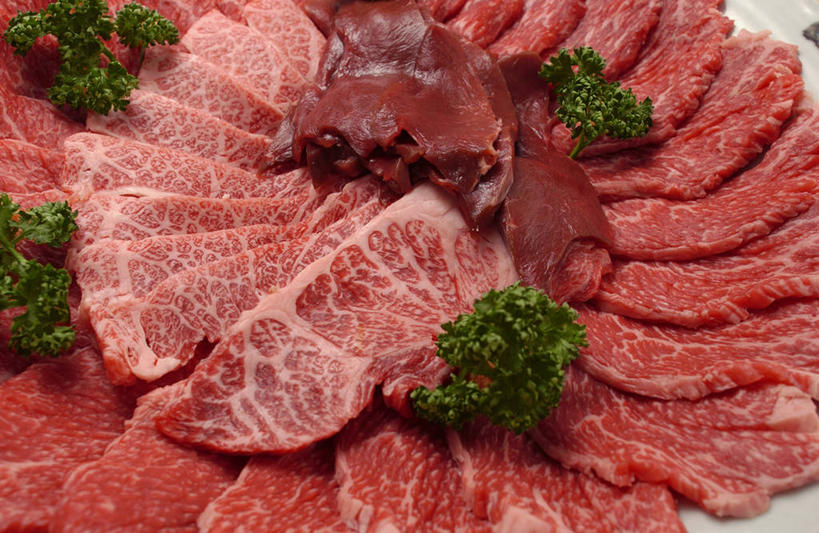 无人,横图,俯视,室内,特写,白天,叶子,许多,切开,阴影,环绕,围绕,反射,影子,肉,牛肉,绿叶,很多,环抱,肉类,排列,切,嫩叶,配菜,剖面,肉食,切面,摆列,萦绕,叶,叶片,彩图,高角度拍摄,布列,分列